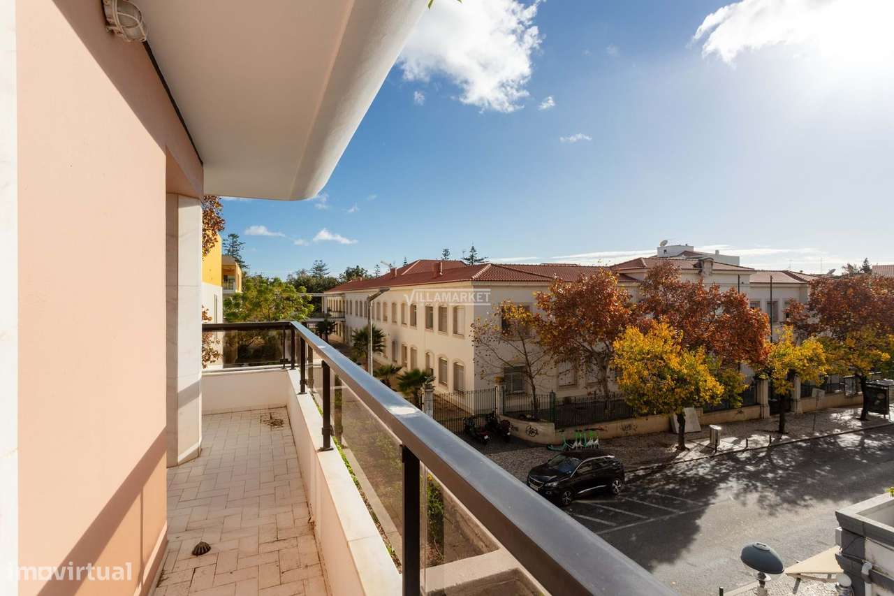 Apartamento T3 inserido no 2º andar de edifício com elevador situado n-17