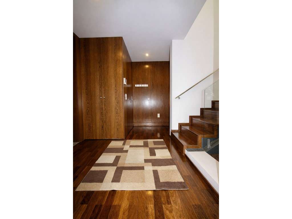 Moradia T4 com 4 frentes e jardim privado com árvores espaço e lumi...-9