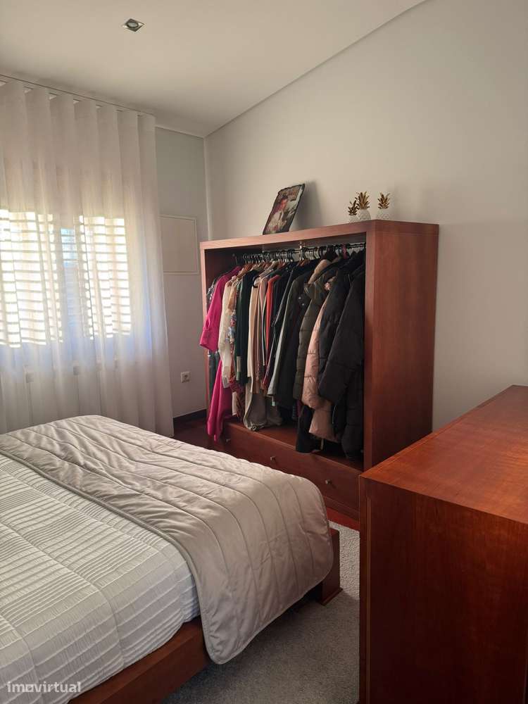 Moradia térrea T4 em pedra com 386m2 e terreno com 6.000m2, anexos.-39