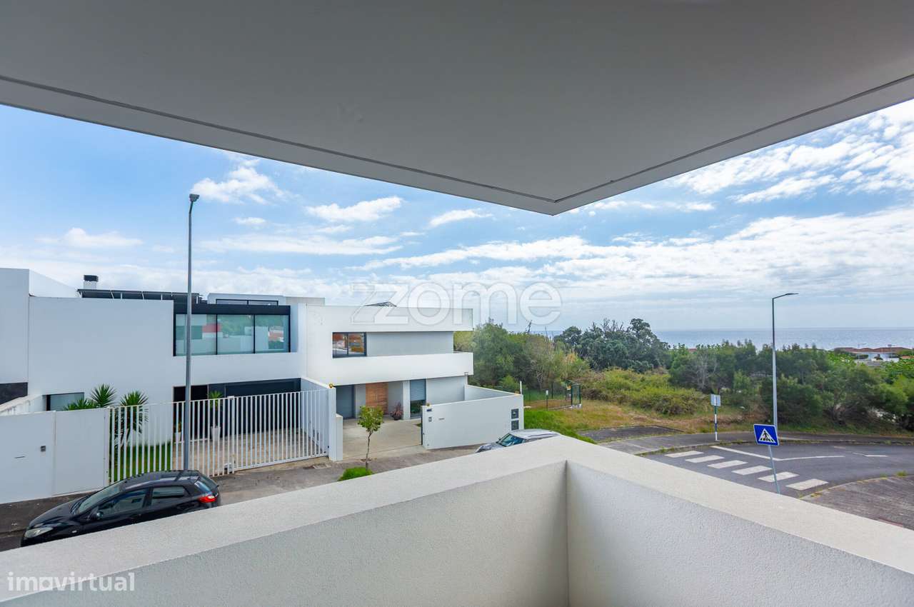 Moradia T3 Nova com Terraços Panorâmicos e Vista Mar na Atalhada-29