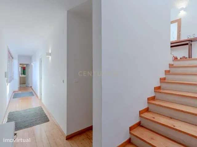 Moradia T6 com Jardim Interior e Garagem na Lapa – Junto à Embaixada d-12