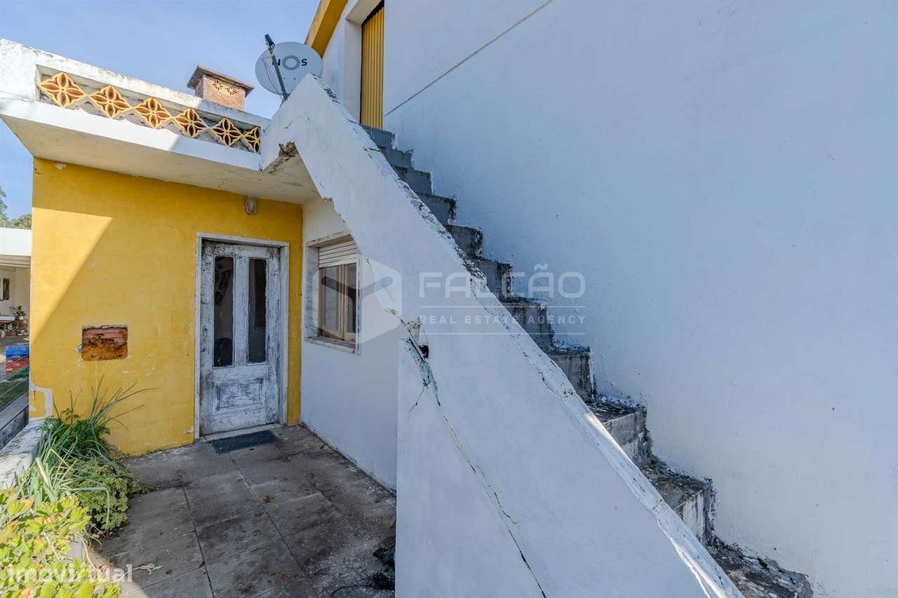 Moradia T3 em Alcobertas com lareira, varanda e potencial de investime-9