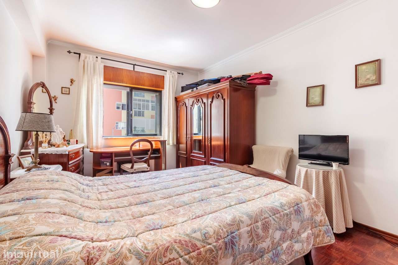Apartamento T2 c/ 2 Lugares de Estacionamento e Terraço c/ 30m2 em Mem-29