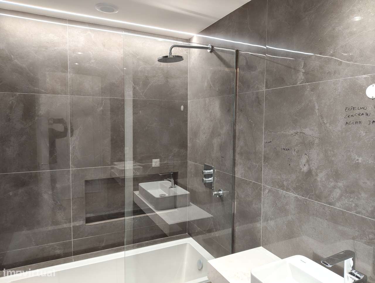 Moradia T4 com piscina, garagem e jardim em Canidelo-28