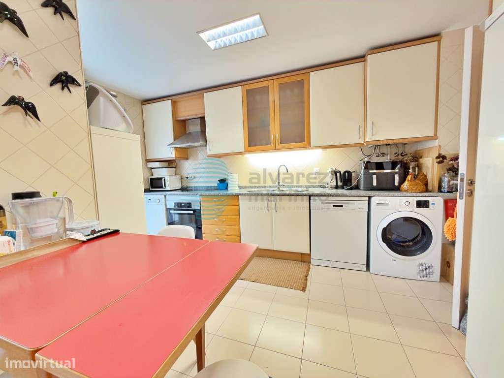 Apartamento T5, com 3 varandas, 2 lugares de estacionamento e Arrec...-11