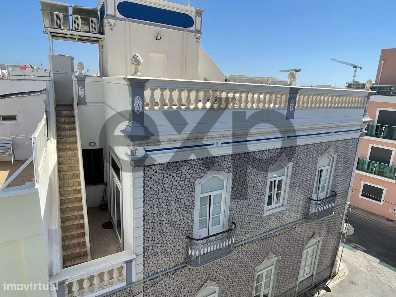 Deslumbrante moradia de grandes dimensões no coração de Olhão - Grande imagem: 4/60