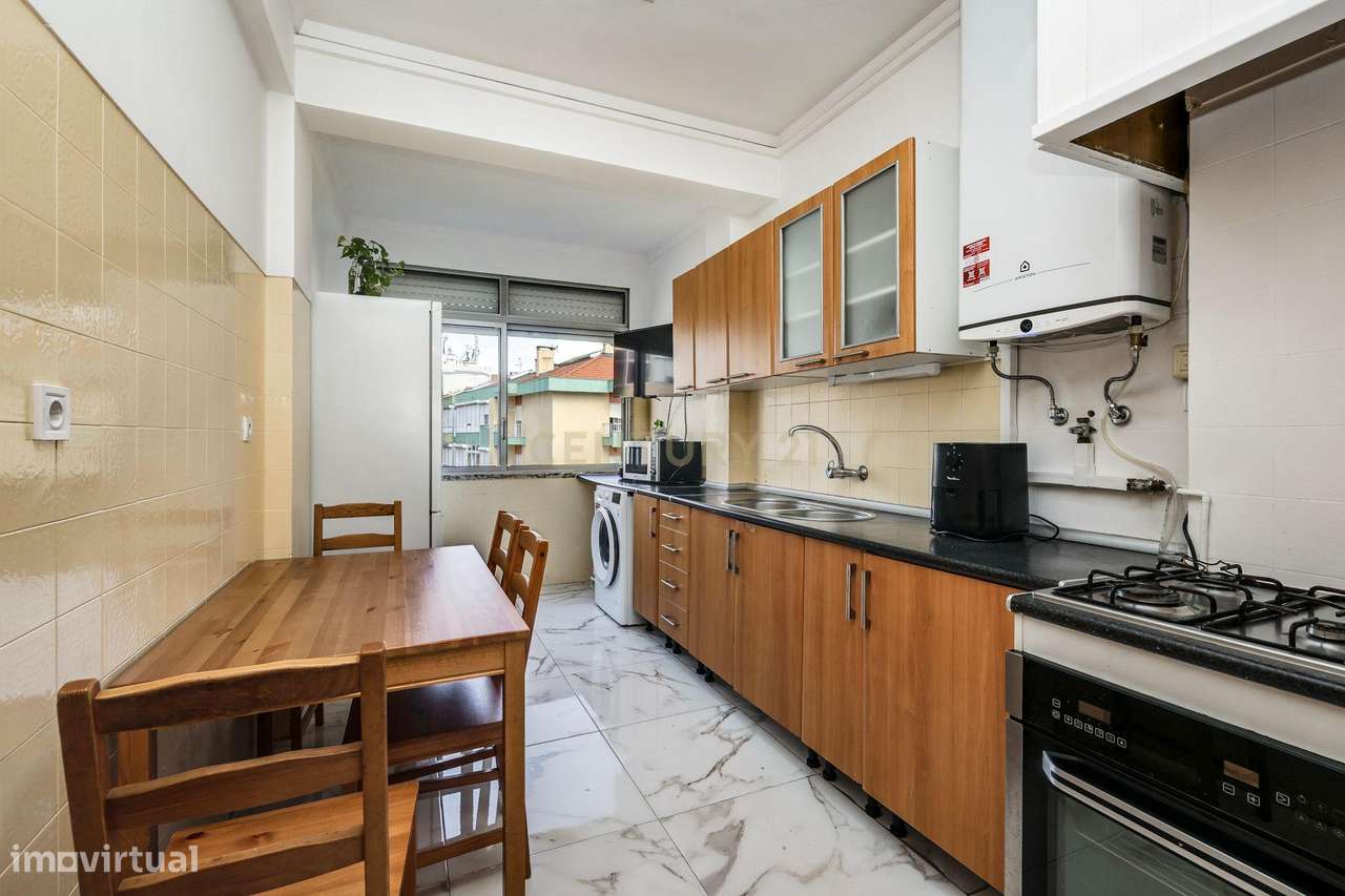 T3 com Vista Rio Desafogada e Excelente Localização em Forte da Casa-4