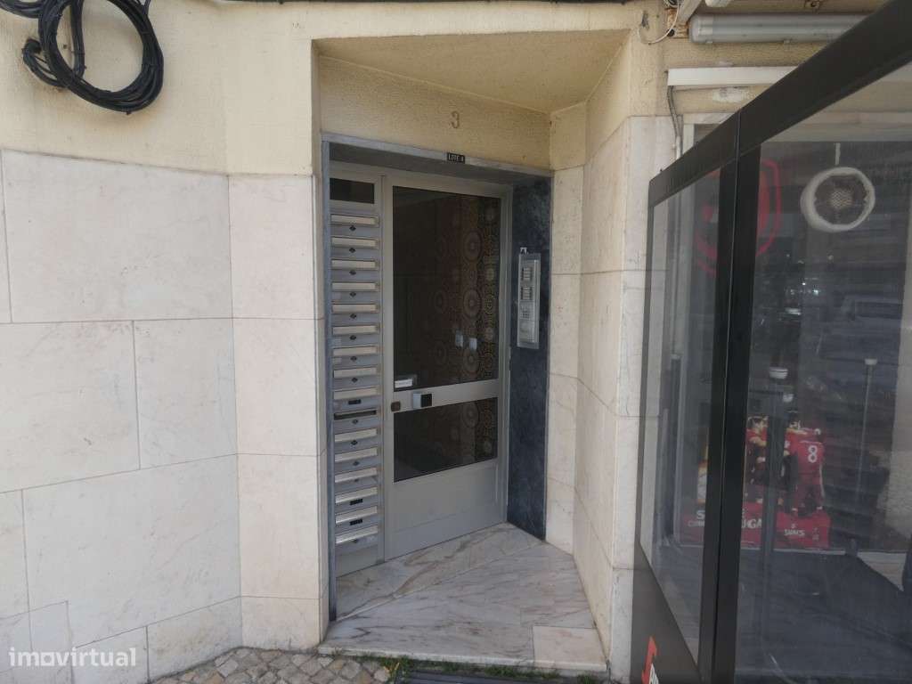 Apartamento T3 com boas áreas na Mina de Agua-Amadora-24