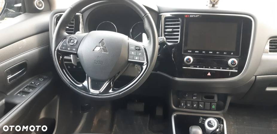 Mitsubishi Outlander 2.0 Instyle Navi 4WD CVT - 11