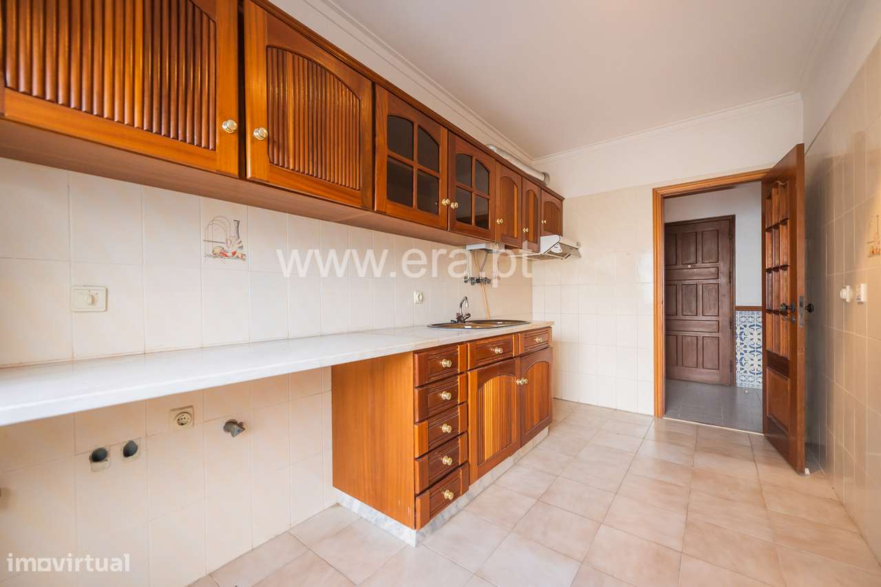 Apartamento T2 com Excelente Luminosidade e Localização – Massamá-6