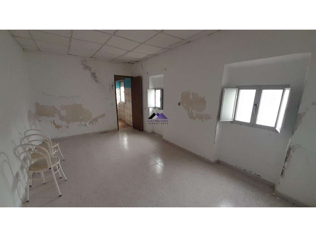 Casa Térrea para Recuperar nas Hortas com Grande Potencial-20