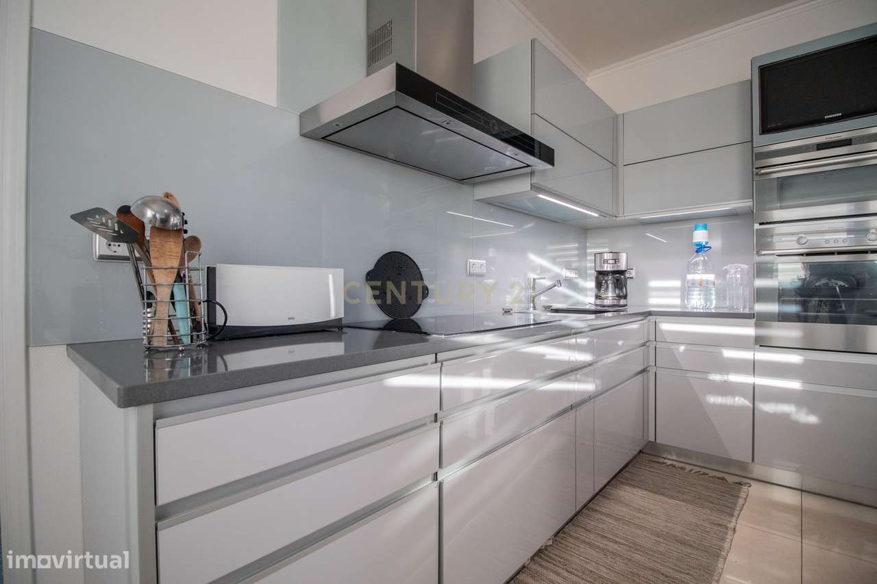 Moradia com piscina, terreno e anexos em Vieira de Leiria e a 2km da p-46