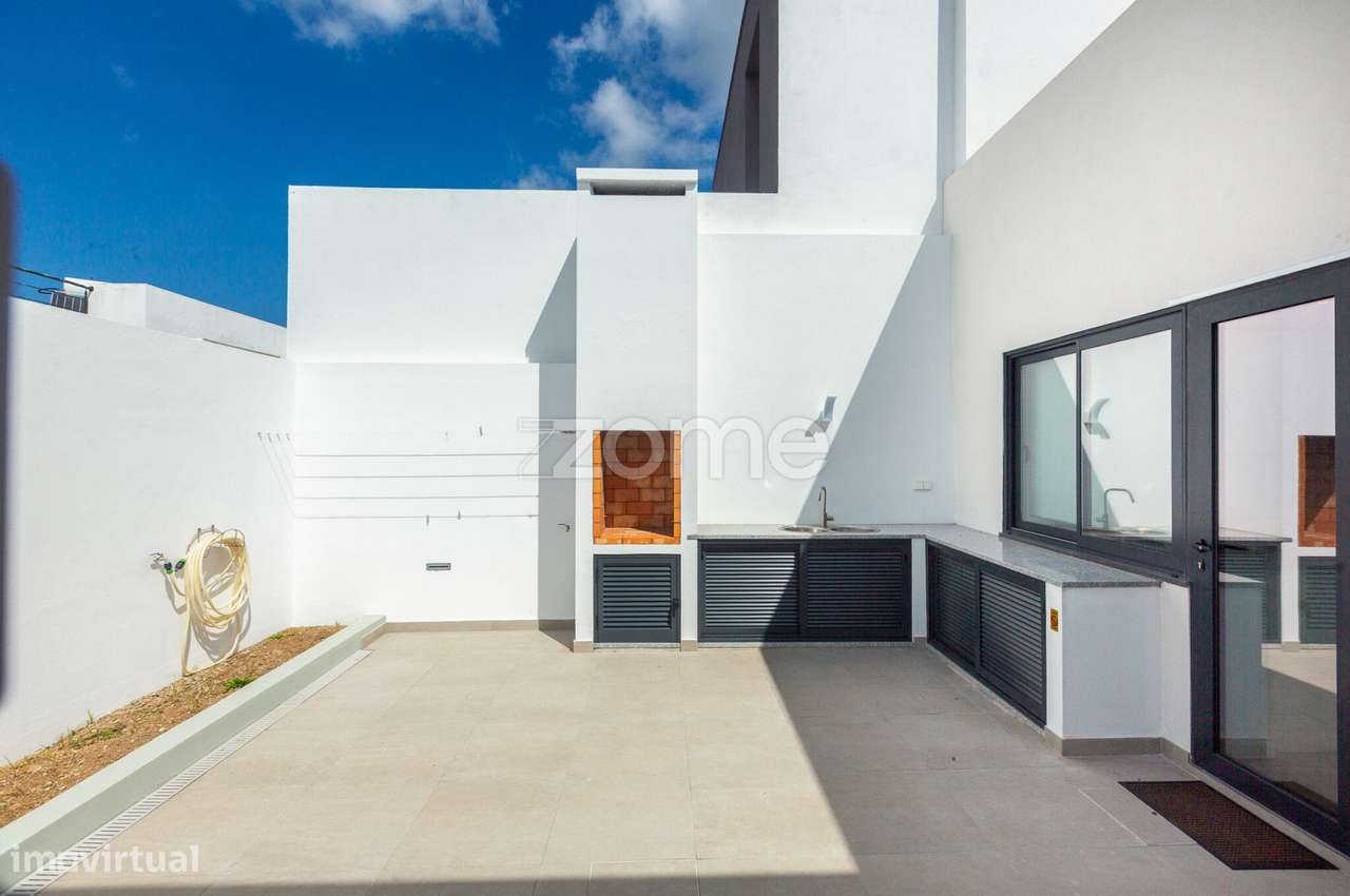 Moradia T3 Nova com Terraços Panorâmicos e Vista Mar na Atalhada-17
