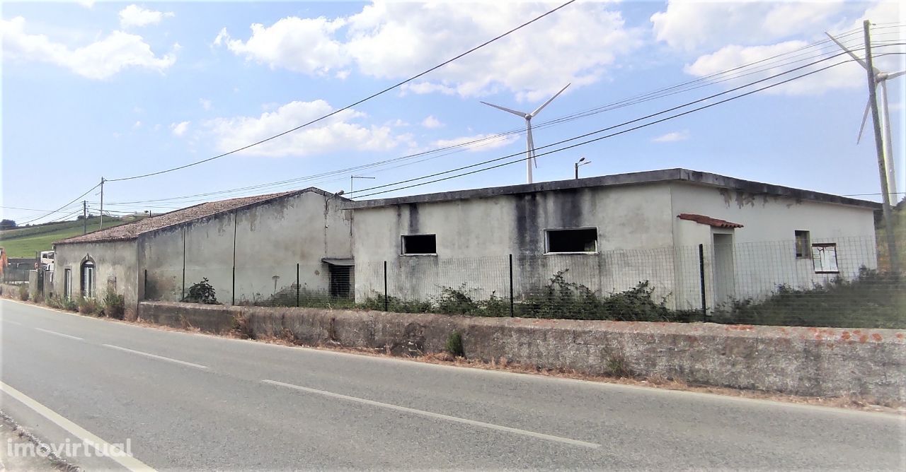 Terreno com Casas de habitação