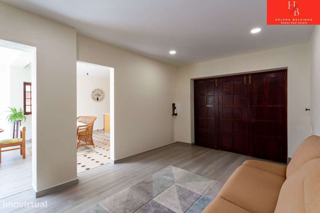 Bonita moradia V6, situada nos Casais de São Lourenço, junto à pra-21