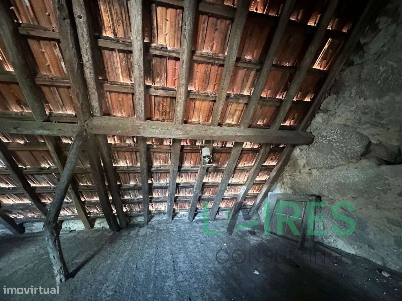 Moradia em pedra para restauro - Vila Cova de Tavares-4