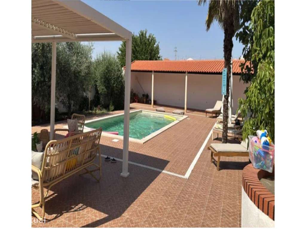 Moradia T5 Moderna com Piscina Aquecida e Garagem para 4 Carros - Grande imagem: 4/45