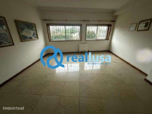 Armazém industrial Escapães Santa Maria da Feira Retoma de banco-5