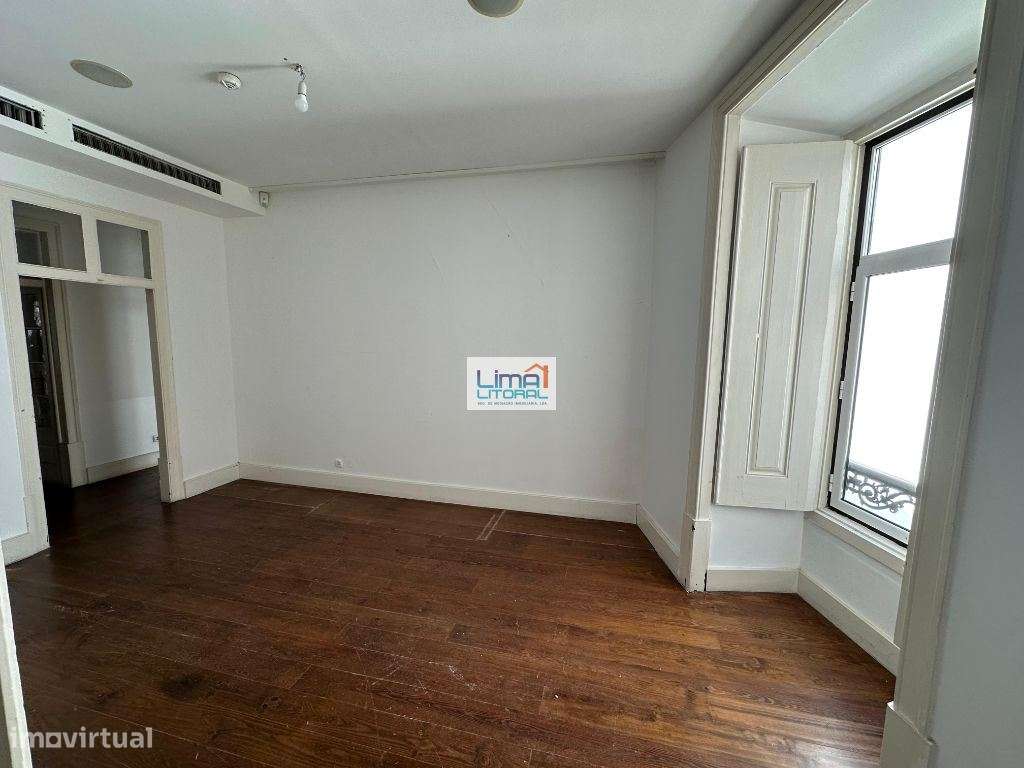 Prédio devoluto para habitação e comércio - Zona Histórica de Leiria-14