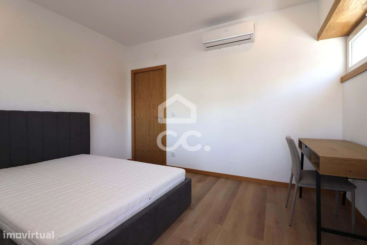Moradia totalmente remodelada com 6 apartamentos T2 junto à Dias da Si-13