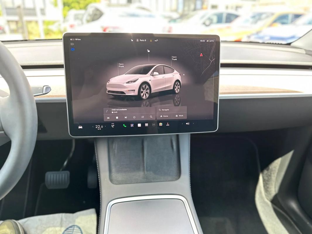 Tesla Model Y Long Range Dual Motor AWD - 32