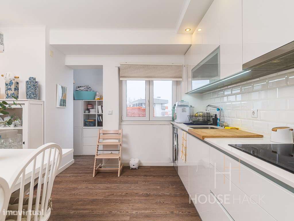 T2 Remodelado no Pragal com vista rio e duas varandas-8