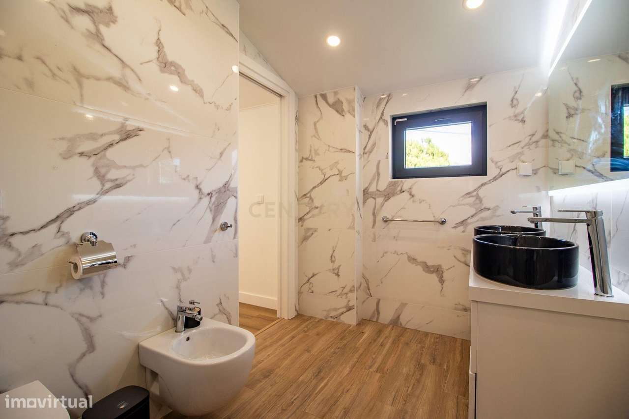 Vivendo o Sonho: Luxuosa Moradia T5 em Albarraque com Espaço de Lazer-36
