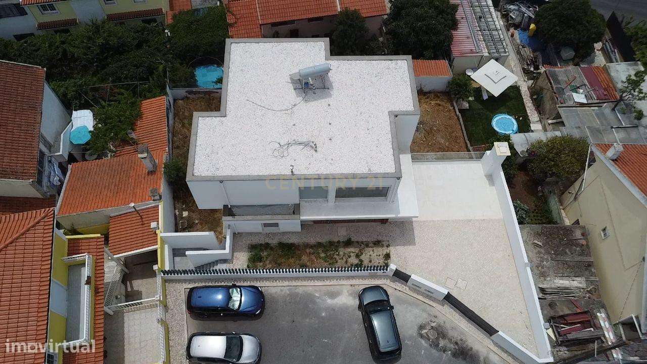 Moradia T4 de Arquitetura Moderna e Sustentável em Famões - Casal do R-41