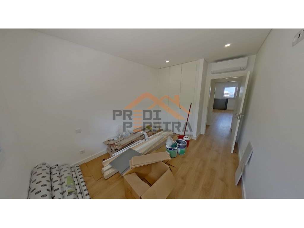 Apartamento T3, localizado em Santo António dos Cavaleiros.-13