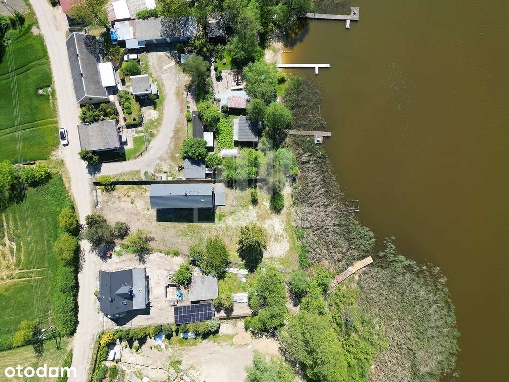 Dom nad jeziorem z linią brzegową-1