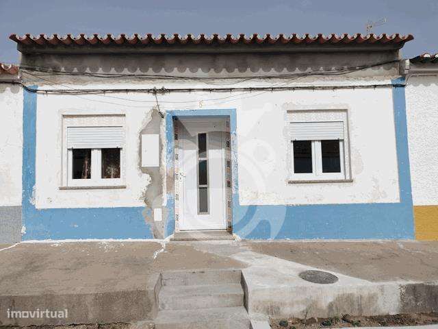 Moradia renovada com grande quintal - Perolivas-0