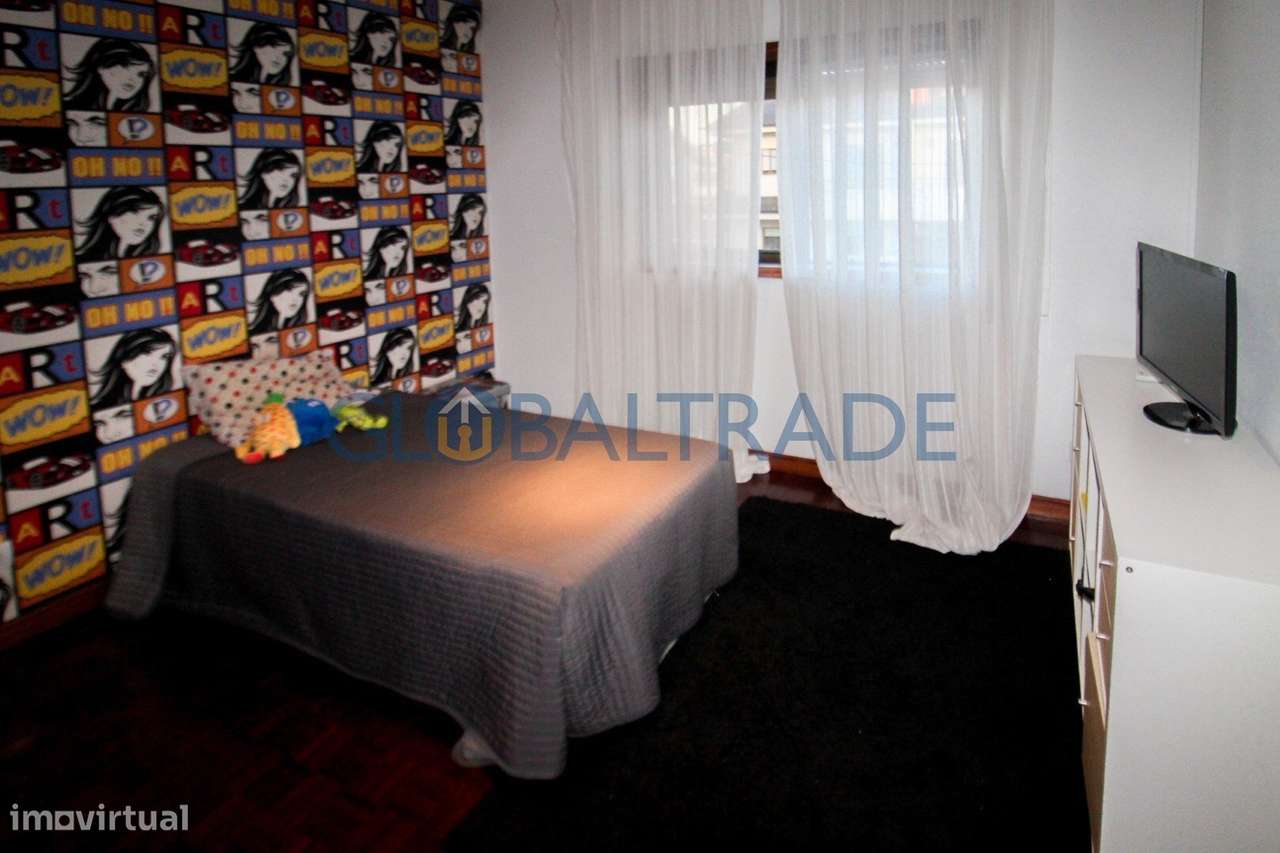 Moradia T4 com terraço e jardim em Alfena-27