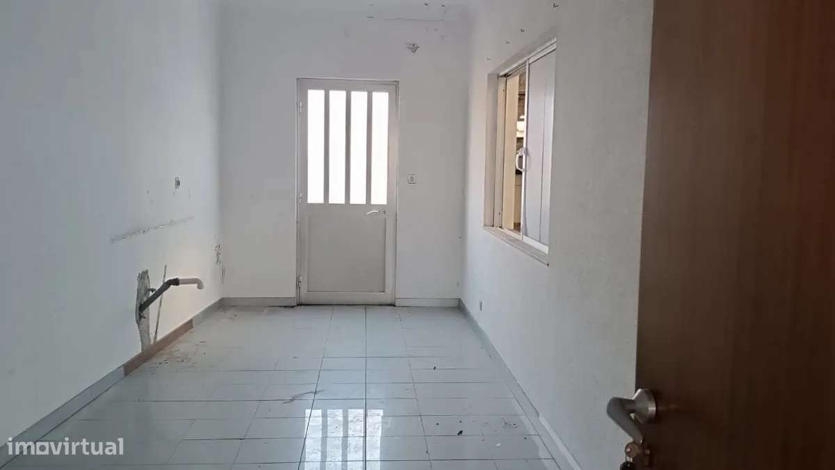 ARMAZÉM DE 2 ANDARES EM VILA NOVA DE ANHA - JUNTO Á EN13 - Grande imagem: 3/13