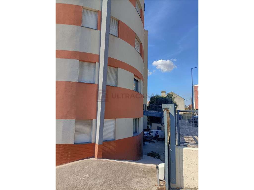 Vende-se Excelente T3 na Pontinha com 2 Lugares de Parqueamento-36