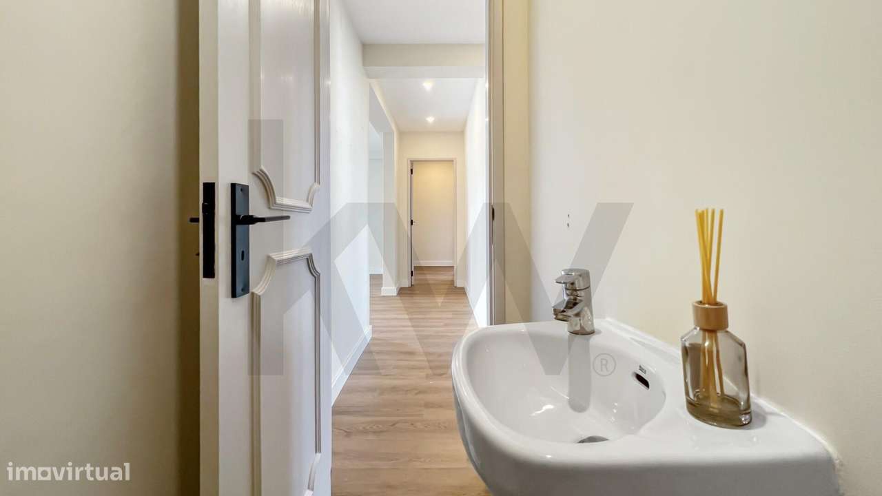 T2 remodelado com varanda e excelente luz natural (Sul–Poente) — Pamp - Grande imagem: 4/26