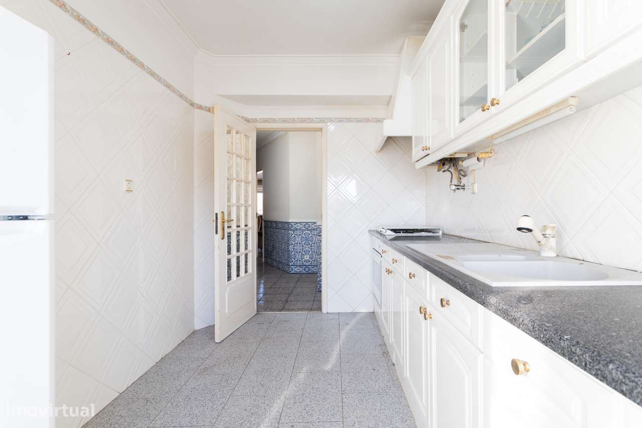 Apartamento T2 na Amadora: Potencial Único com Sótão e Varanda Solaren-7