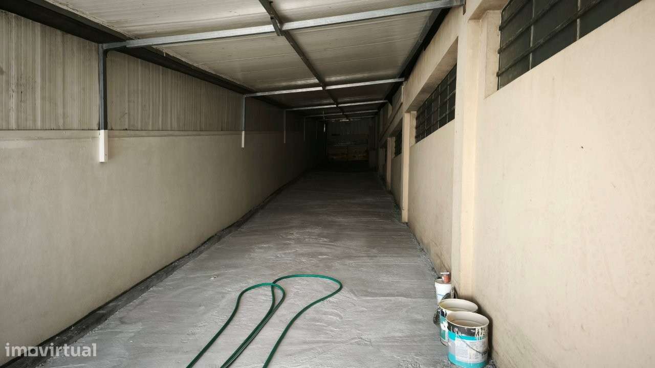Armazém com 1100m2 área, com logradouro - Serzedo-16