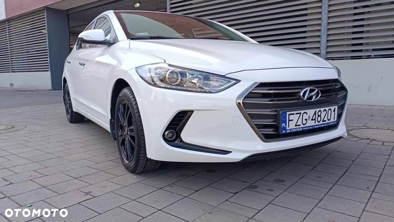 Hyundai Elantra 1.6 Comfort - 11