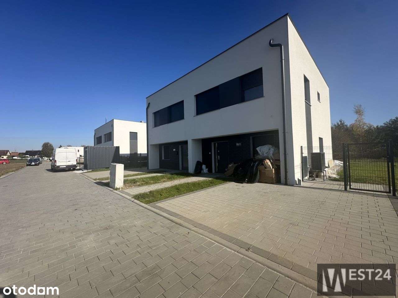 Nowoczesny dom z ogrodem w otoczeniu zieleni-6