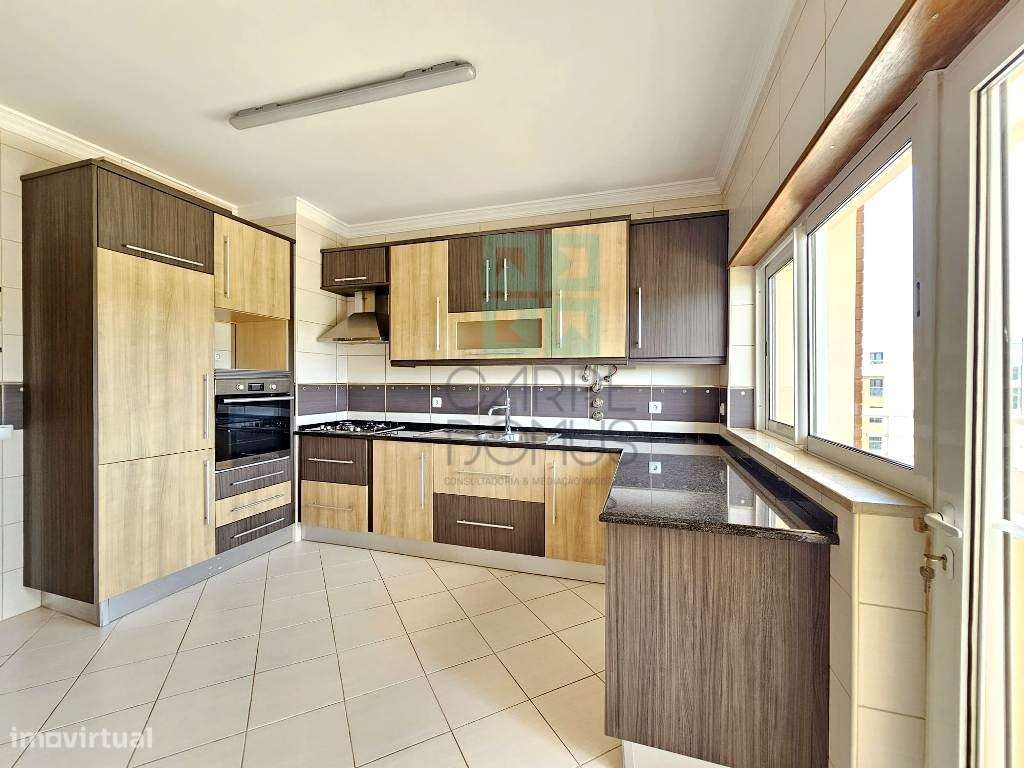 Espaçoso apartamento T3, com parqueamento, junto centro de Loulé, A...-9