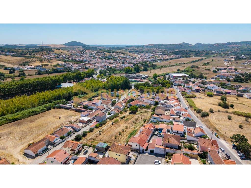 Quinta com 3 moradias e 3 garagens em Abrigada-30