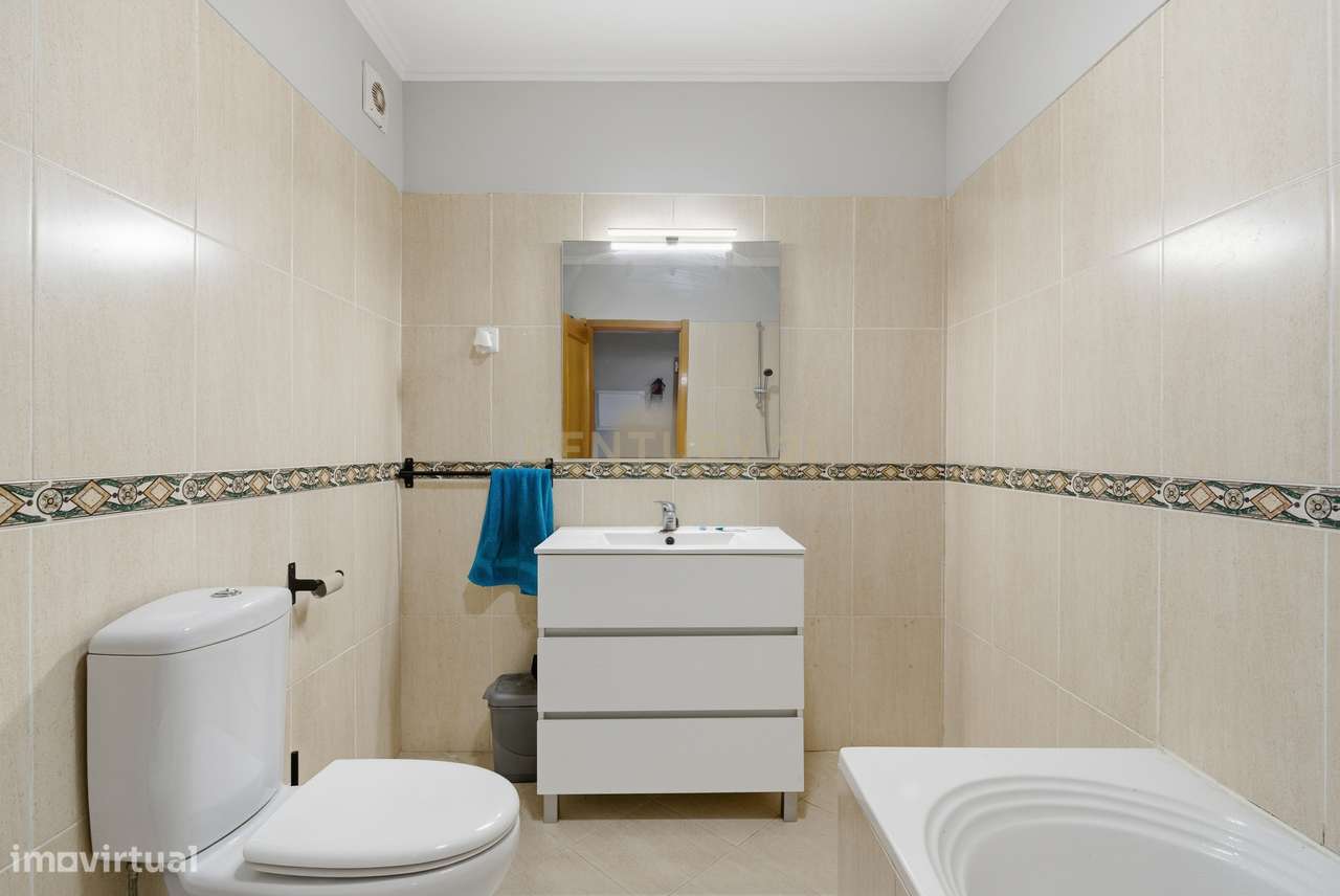 Apartamento T2 com Parqueamento no Centro da Moita — A 30 Minutos de L-3