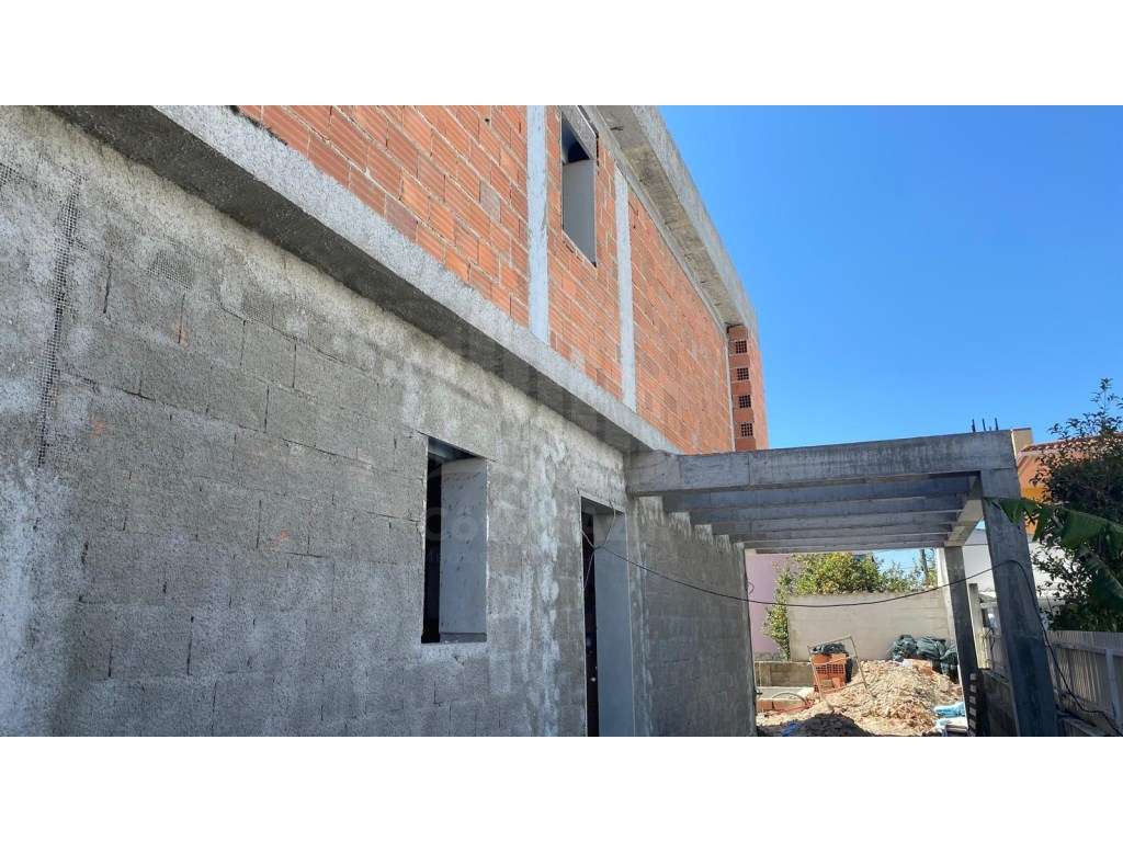 Moradia Geminada T4 - Centro de Fernão Ferro - Grande imagem: 3/13