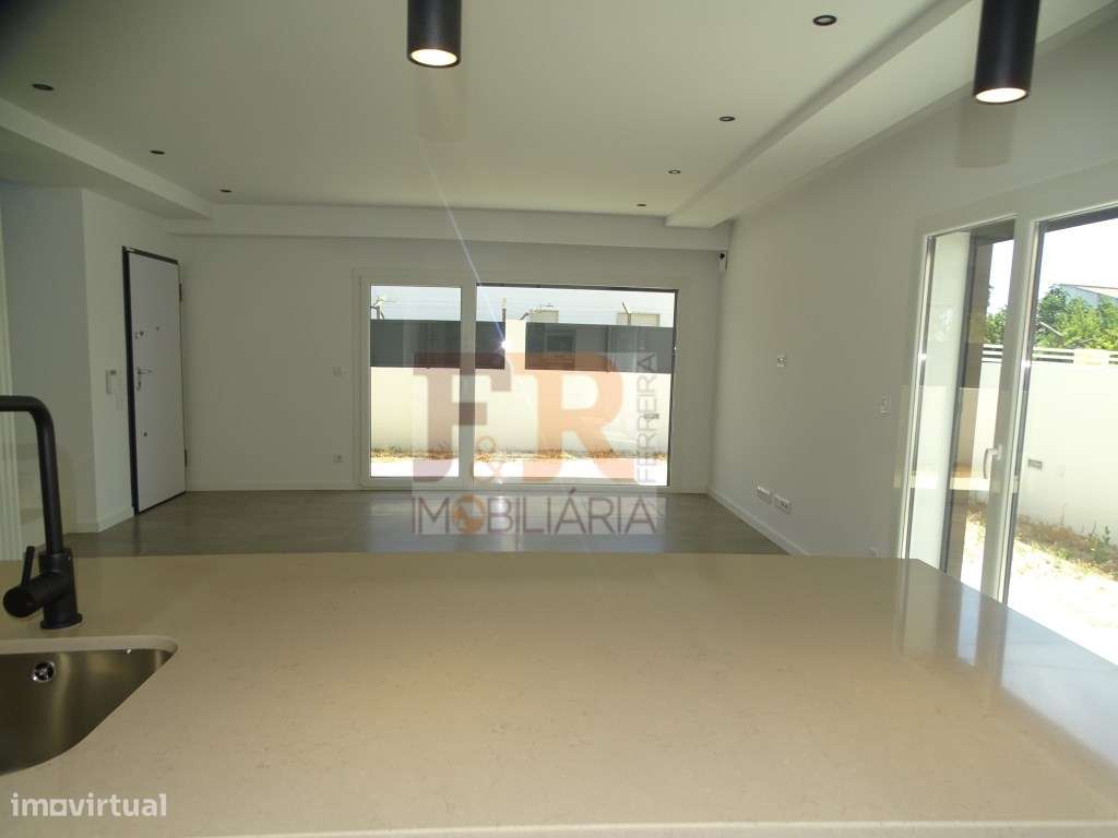 PRONTA!! Moradia Duplex T4 com Garagem, Quinta das laranjeiras Fern...-21