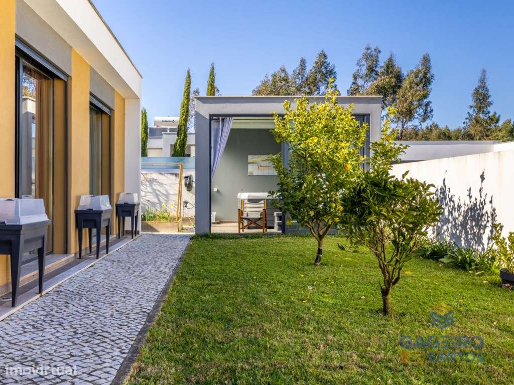 Moradia Térrea T3 Contemporânea com Piscina-47