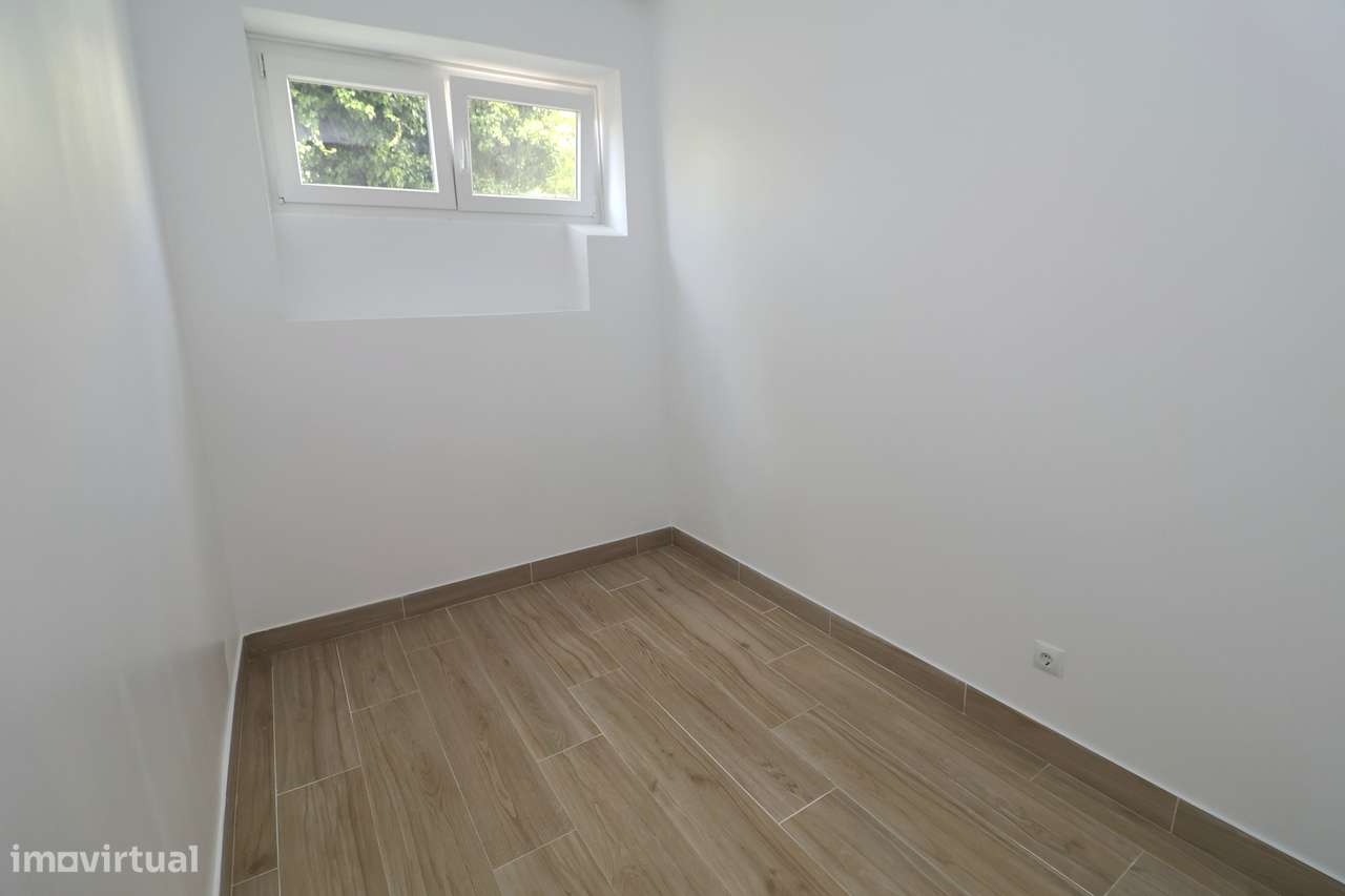 Venda de atelier convertido em habitação a estrear T4 Venteira Amadora-7