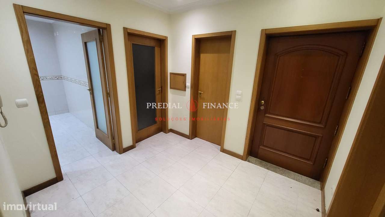 Moradia T4 com Jardim, Terraço, Garagem Dupla e Área de Barbecue — Exc-25