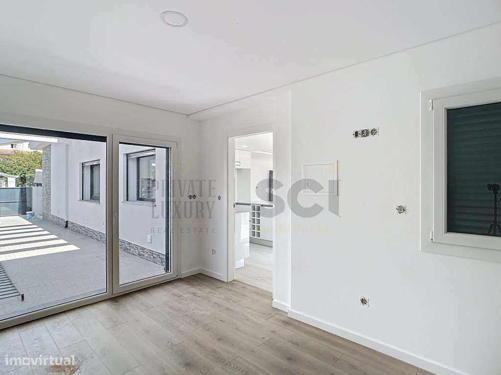 Moradia Térrea independente T3+1 em Fernão Ferro, boas áreas-18