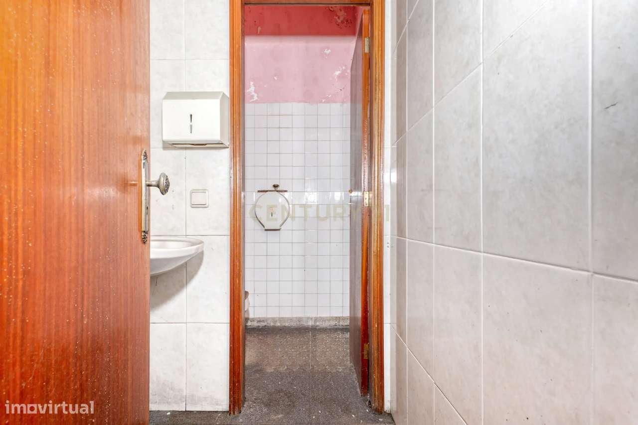 Loja com 136m2 Logradouro e Cave em Rio Tinto-16