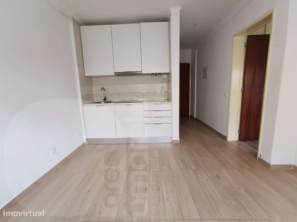 Apartamento T1 totalmente remodelado no Miratejo, Corroios-0